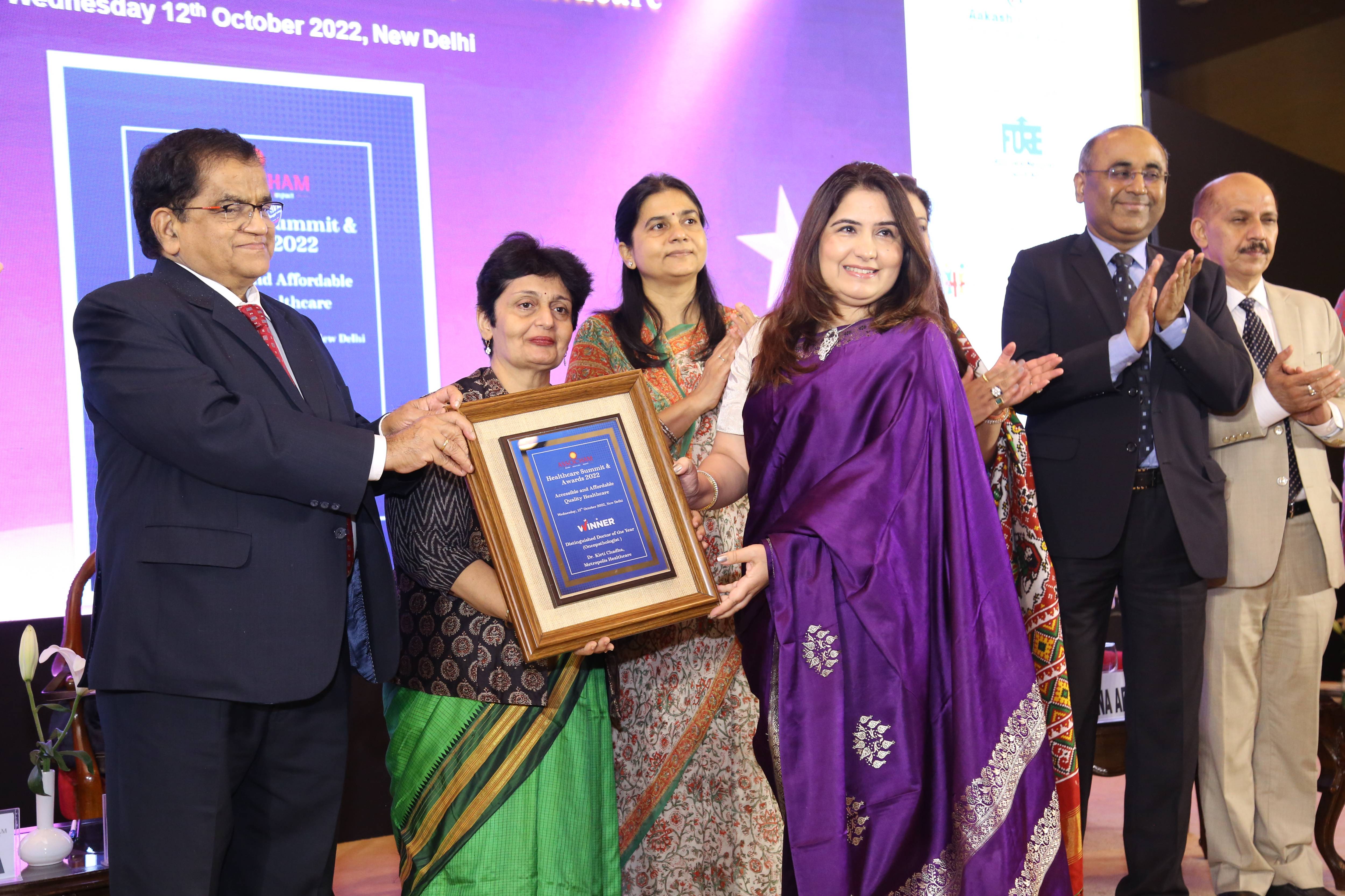 Dr. Kirti Chadha, Chief Scientific Officer & Group Head – CSR recognized with the Distinguished Doctor of the Year Award in Oncopathologist category