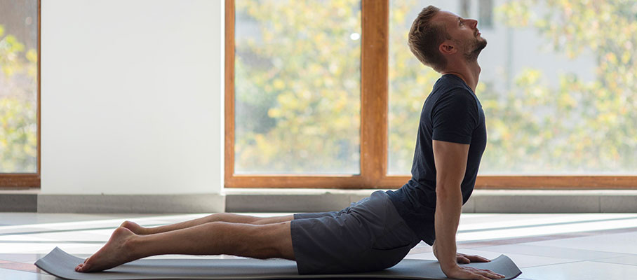 How To Do Legs Up The Wall To Reduce Bloat & Stimulate Digestion |  mindbodygreen
