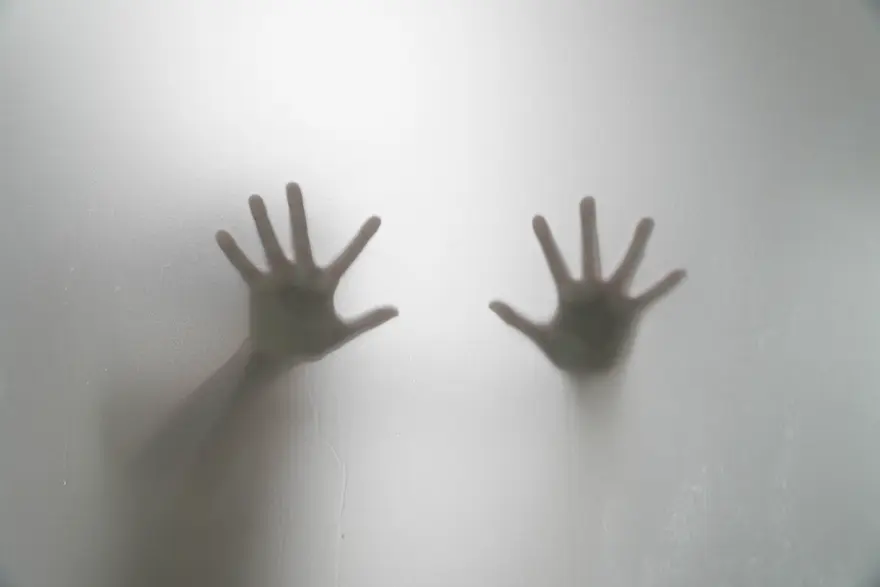 Common signs of claustrophobia and how to identify them