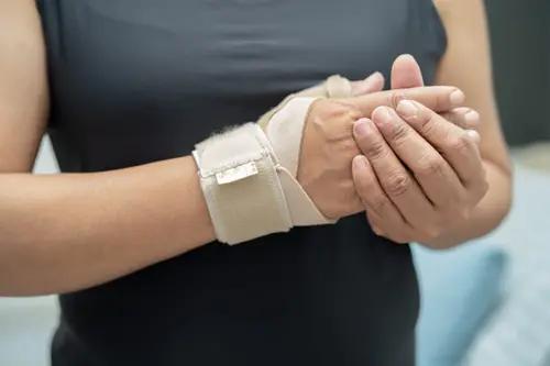Learn how to spot the early symptoms of Carpal Tunnel Syndrome