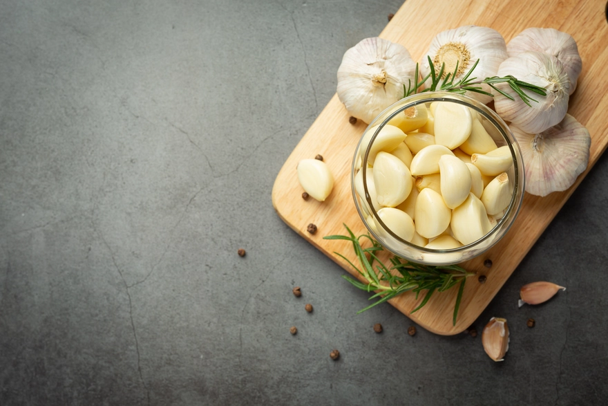 how to eat raw garlic for maximum benefits